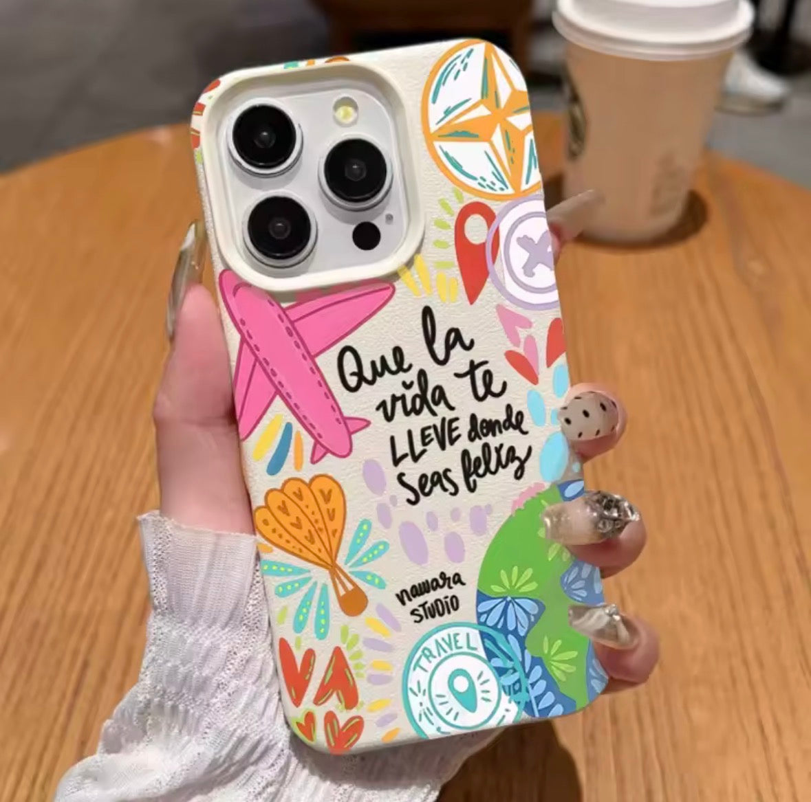 Cover iPhone “Travel Vibes” – Design Colorato con Frase Motivazionale