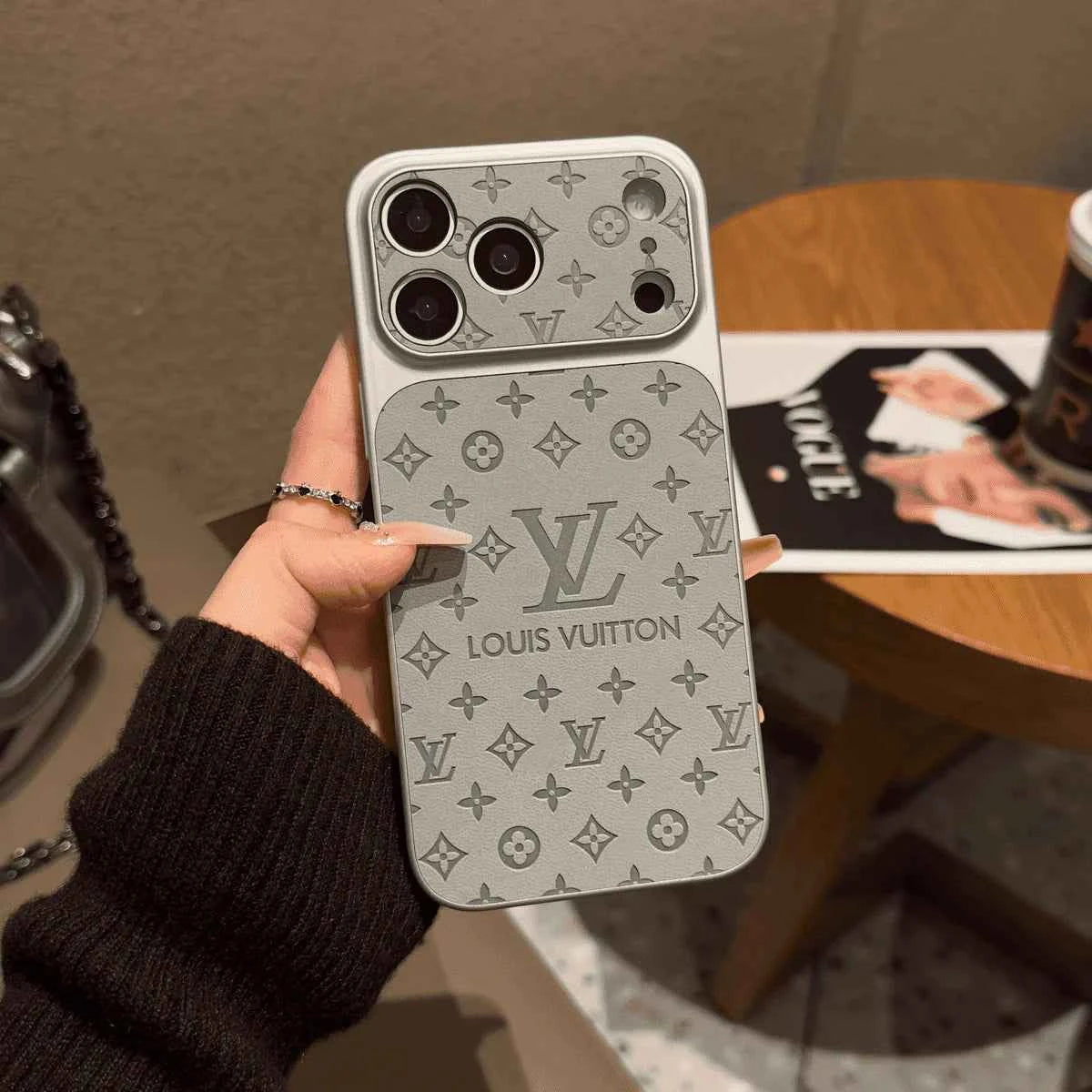 Cover iPhone Luxury Monogram Style – Eleganza Iconica