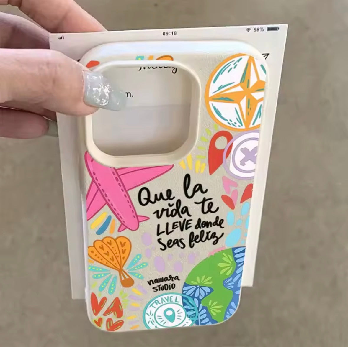 Cover iPhone “Travel Vibes” – Design Colorato con Frase Motivazionale