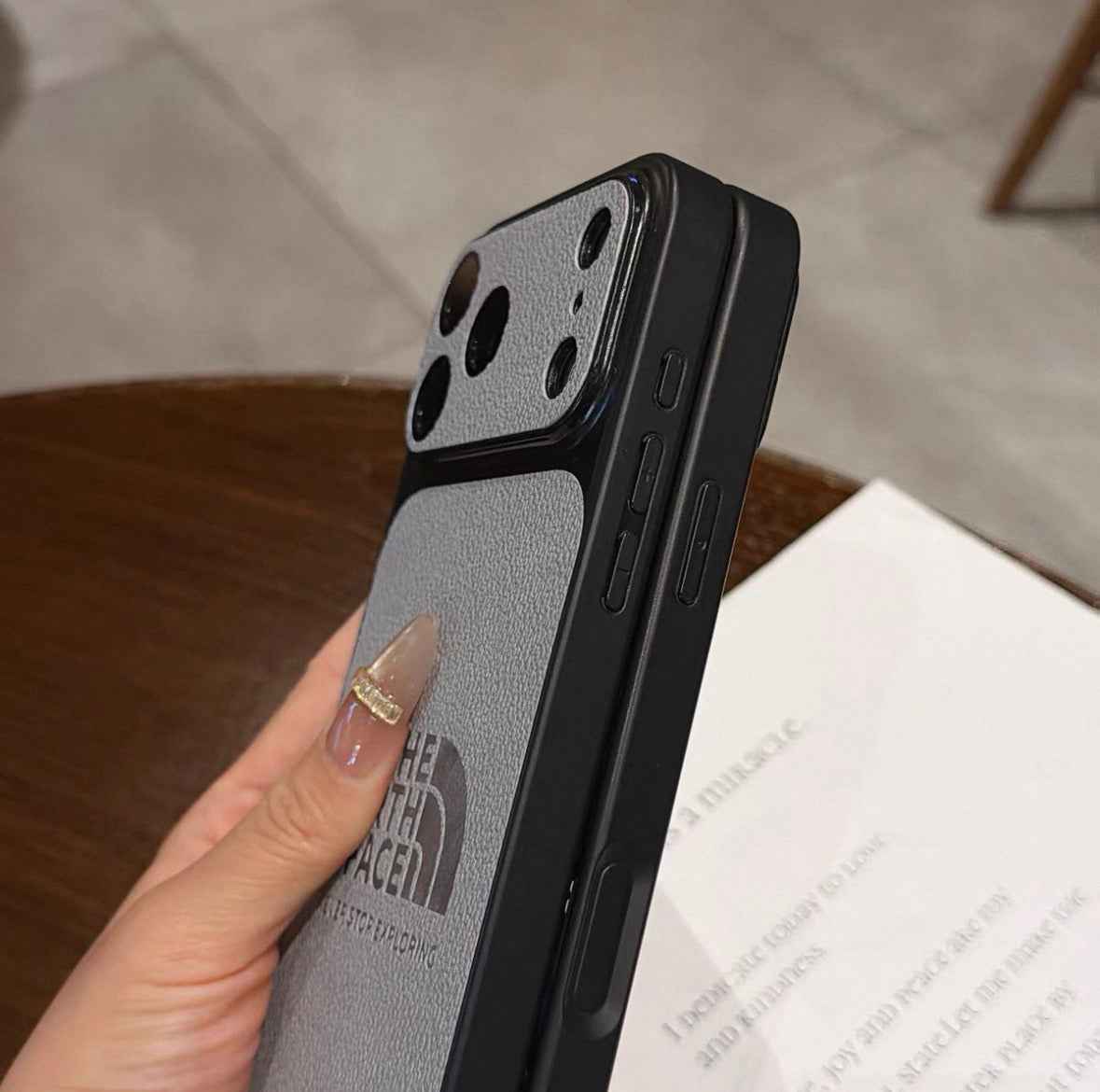 Cover Urban Explorer – Texture Pelle Martellata & Full Camera Protection
