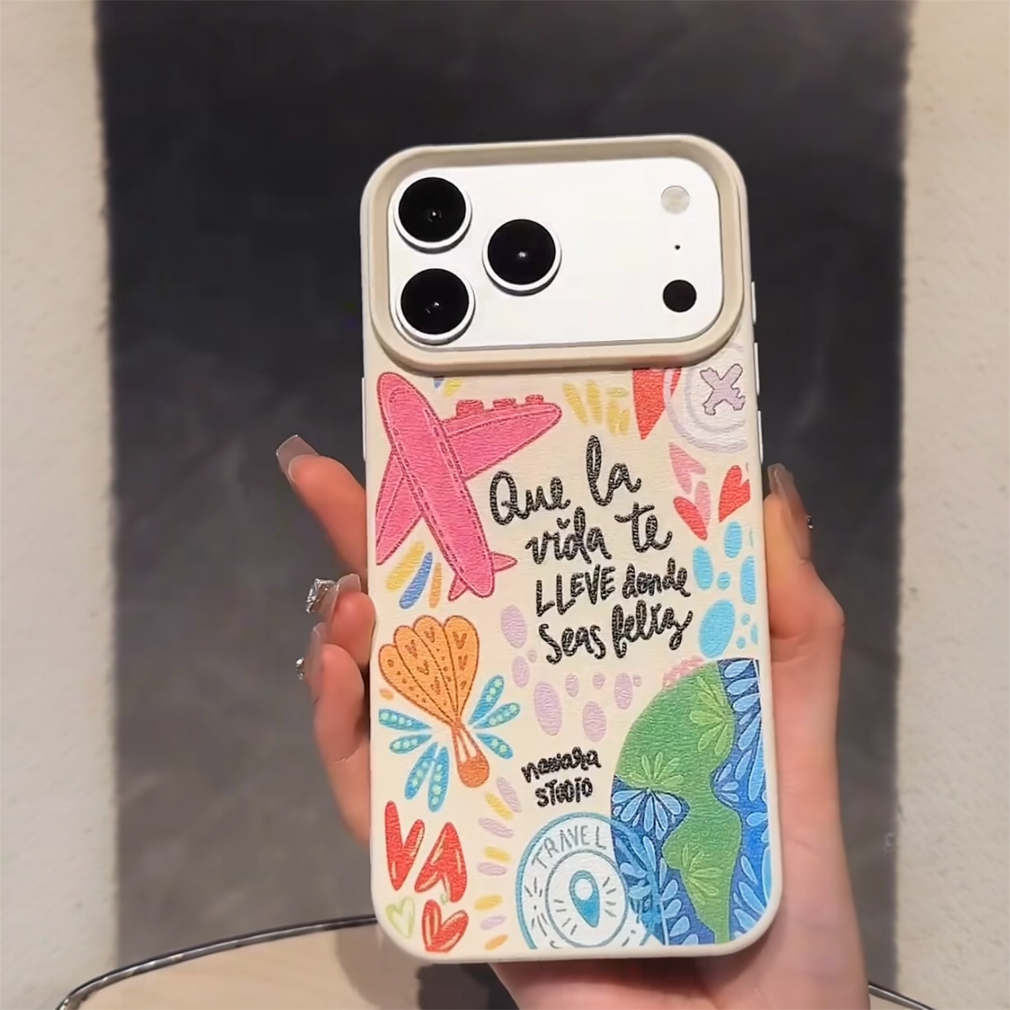 Cover iPhone “Travel Vibes” – Design Colorato con Frase Motivazionale