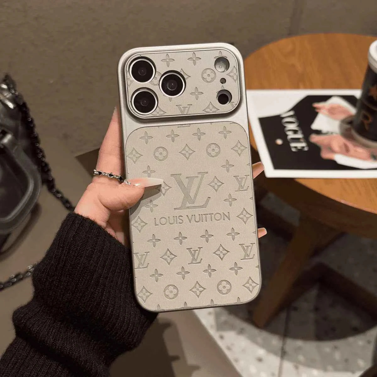 Cover iPhone Luxury Monogram Style – Eleganza Iconica