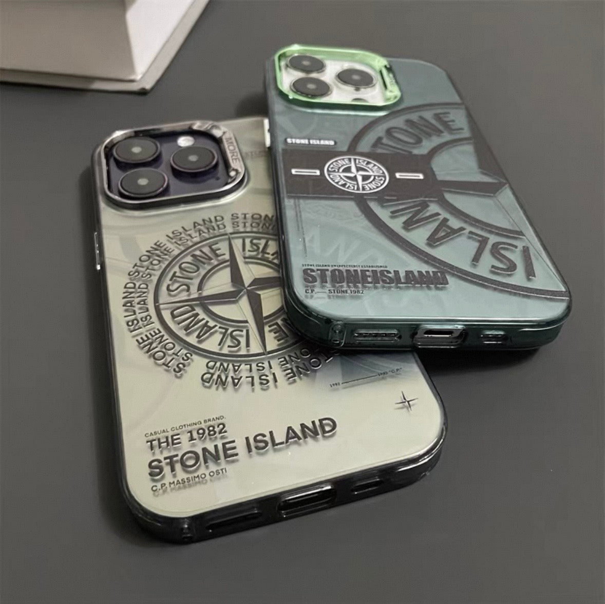 Cover rigida Stone Island per iPhone con logo bussola iconico