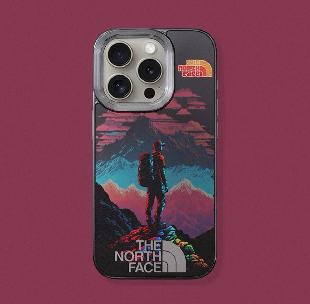 "Dettaglio cover iPhone Summit Universe finitura resistente graffi"