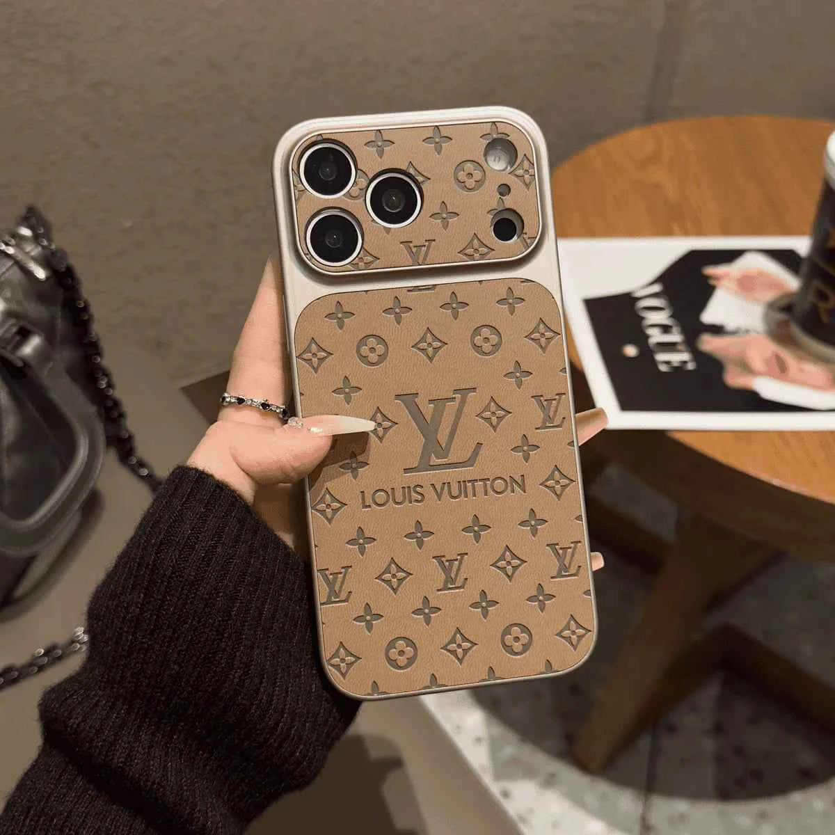 Cover iPhone Luxury Monogram Style – Eleganza Iconica