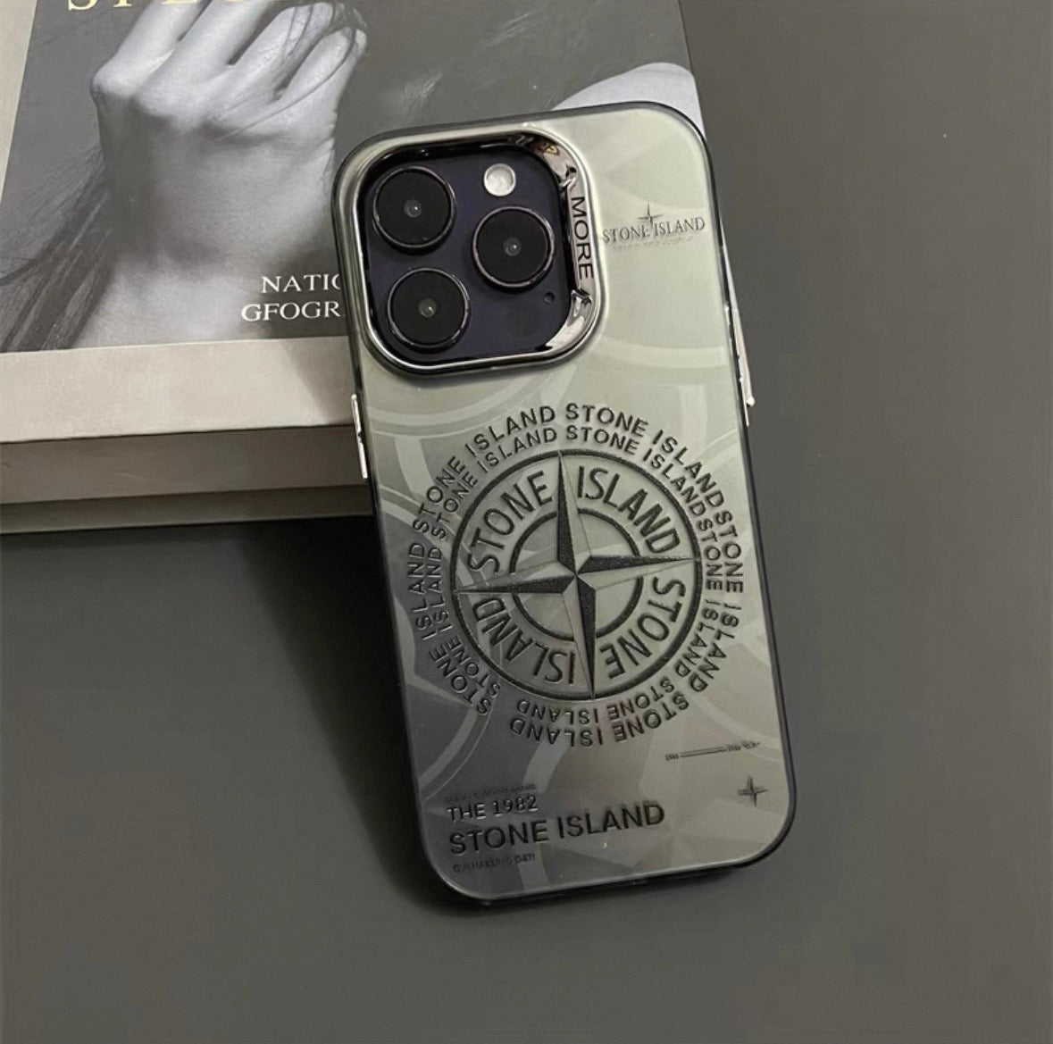 Accessorio iPhone Stone Island stile streetwear italiano 1982