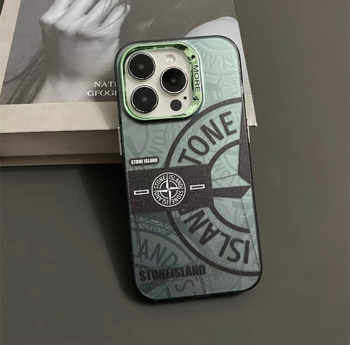 Dettaglio grafica Stone Island 1982 su cover iPhone rigida
