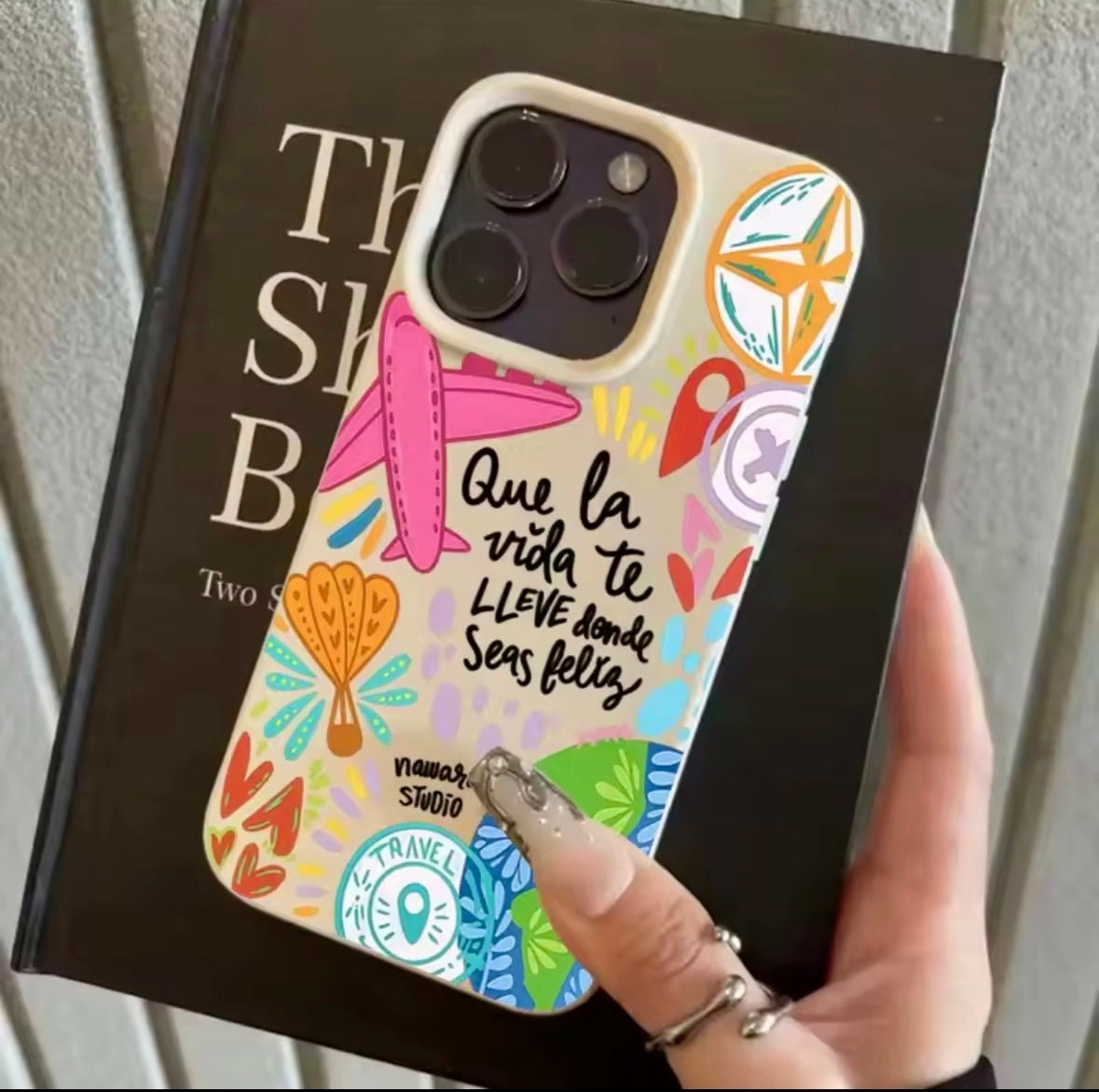 Cover iPhone “Travel Vibes” – Design Colorato con Frase Motivazionale