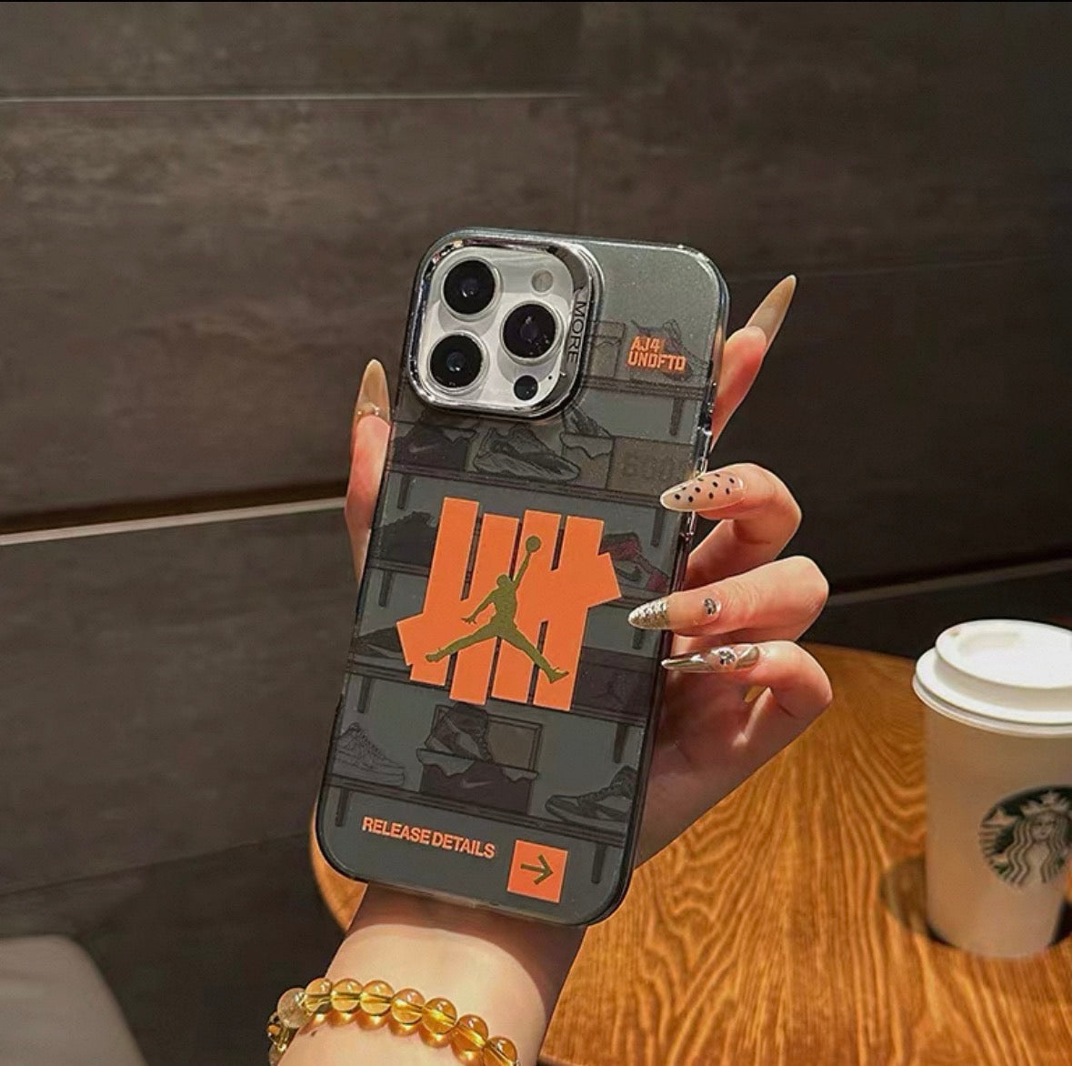 Cover iPhone UNDFTD x Air Jordan stile sneakerhead – Protezione e design esclusivo - ADW ITALIA