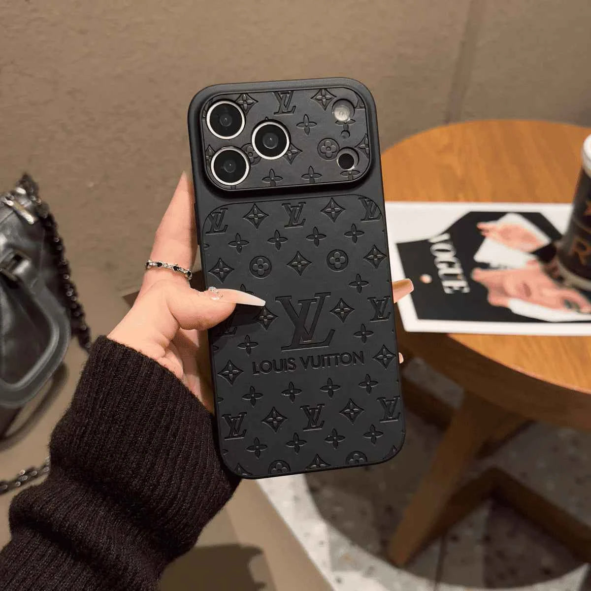 Cover iPhone Luxury Monogram Style – Eleganza Iconica
