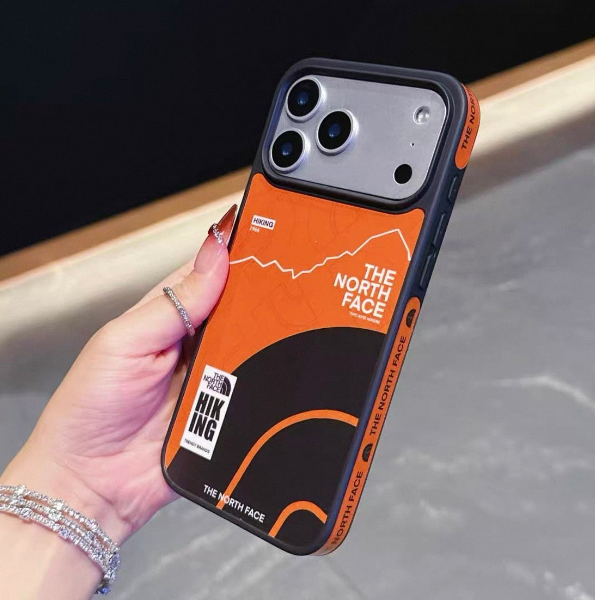 Cover iPhone The North Face Style – Protezione Outdoor | Edizione Limitata