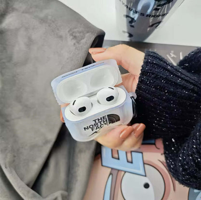 Custodia Airpods The North Face trasparente in mano