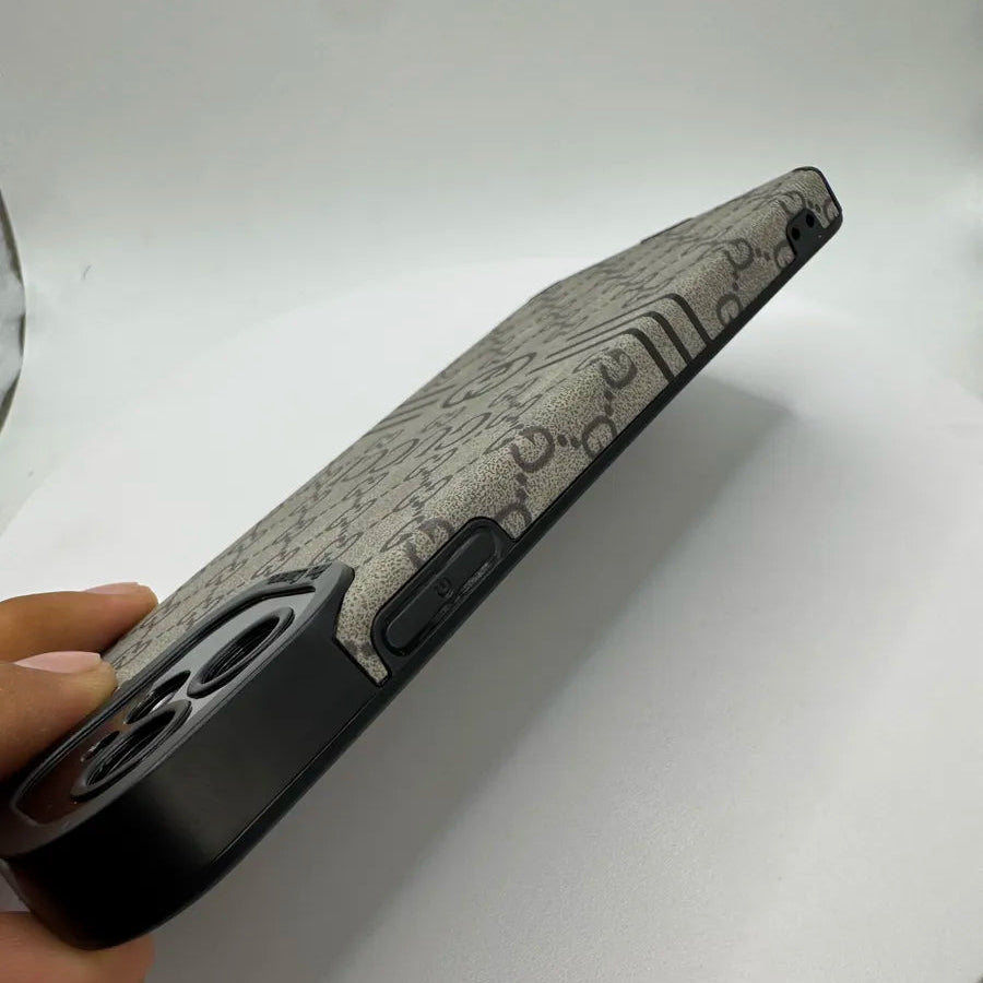 Cover Gucci Monogram – Eleganza Iconica per il Tuo iPhone - ADW ITALIA