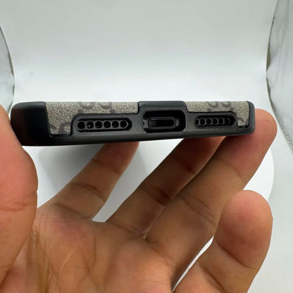 Cover Gucci Monogram – Eleganza Iconica per il Tuo iPhone - ADW ITALIA