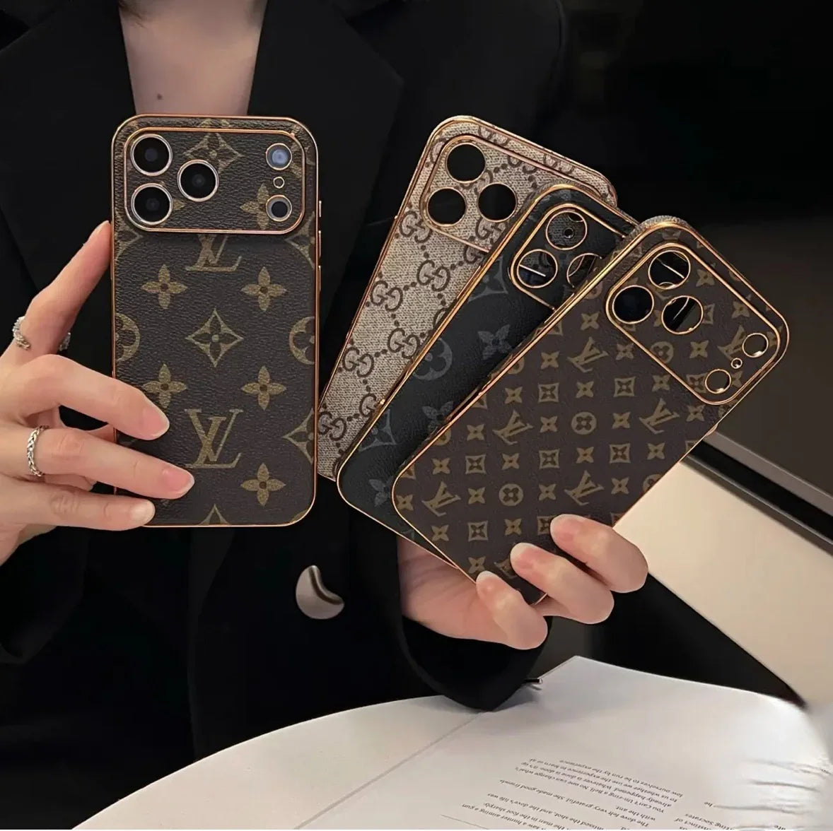 Cover iPhone Elegance Iconica – Stile Gucci & Louis Vuitton - ADW ITALIA
