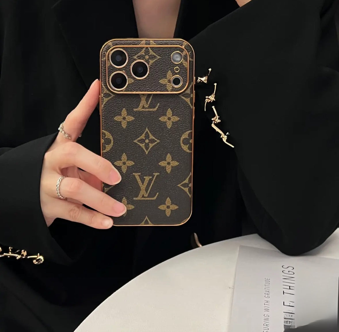 Cover iPhone Elegance Iconica – Stile Gucci & Louis Vuitton - ADW ITALIA