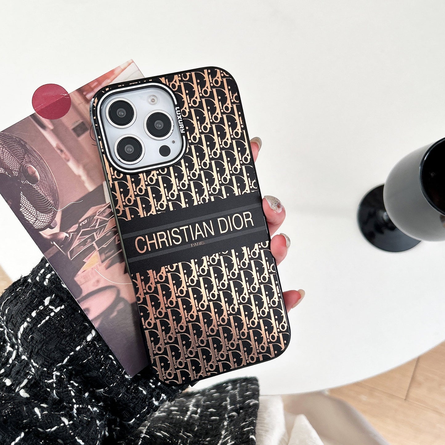 Cover Dior per iPhone con design monogramma