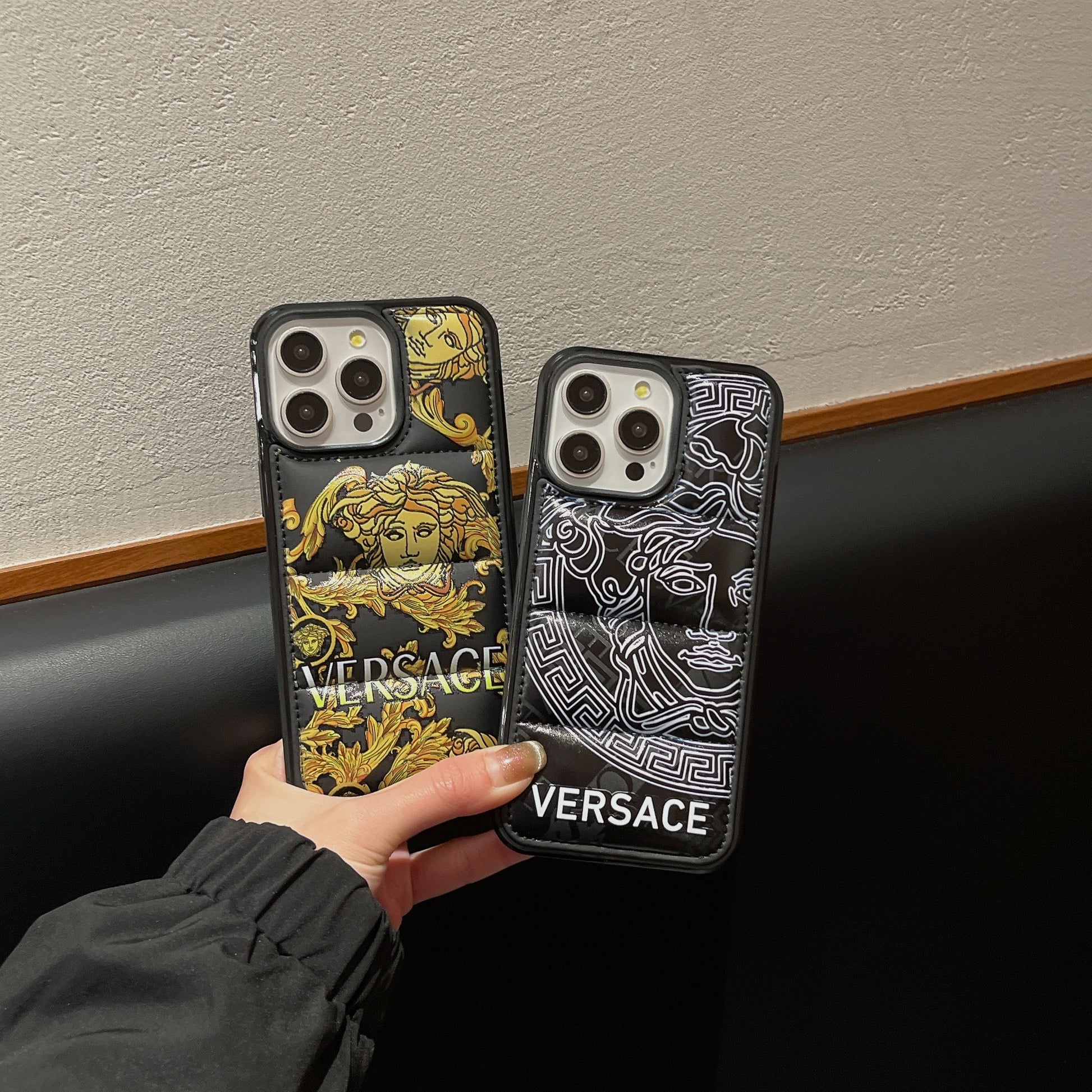 ADW SHOPSuper Cover Imbottita per iPhone - Premium cover per iphone imbottittura from ADW SHOP - Just €25.90! Shop now at ADW SHOP25.90cover imbottita Versace IPhone, cover iPhone di qualità, cover iphone esclusiva, cover iphone in saldoADW SHOPSuper Cover Imbottita per iPhonecover per iphone imbottitturaSuper Cover Imbottita per iPhone