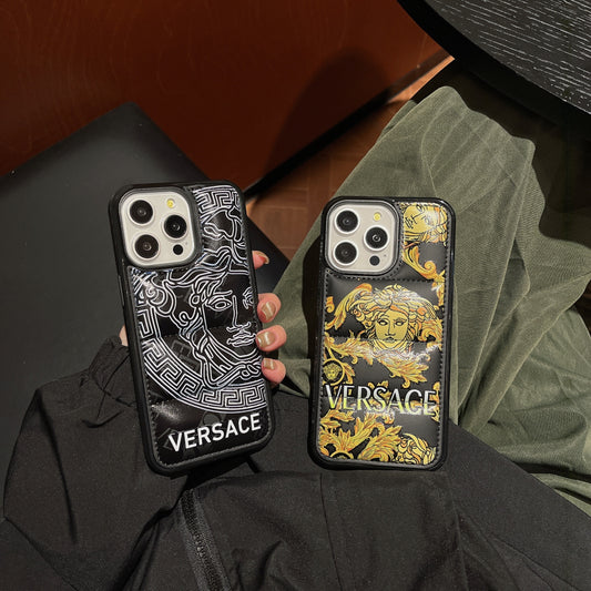 ADW SHOPSuper Cover Imbottita per iPhone - Premium cover per iphone imbottittura from ADW SHOP - Just €25.90! Shop now at ADW SHOP25.90cover imbottita Versace IPhone, cover iPhone di qualità, cover iphone esclusiva, cover iphone in saldoADW SHOPSuper Cover Imbottita per iPhonecover per iphone imbottitturaSuper Cover Imbottita per iPhone