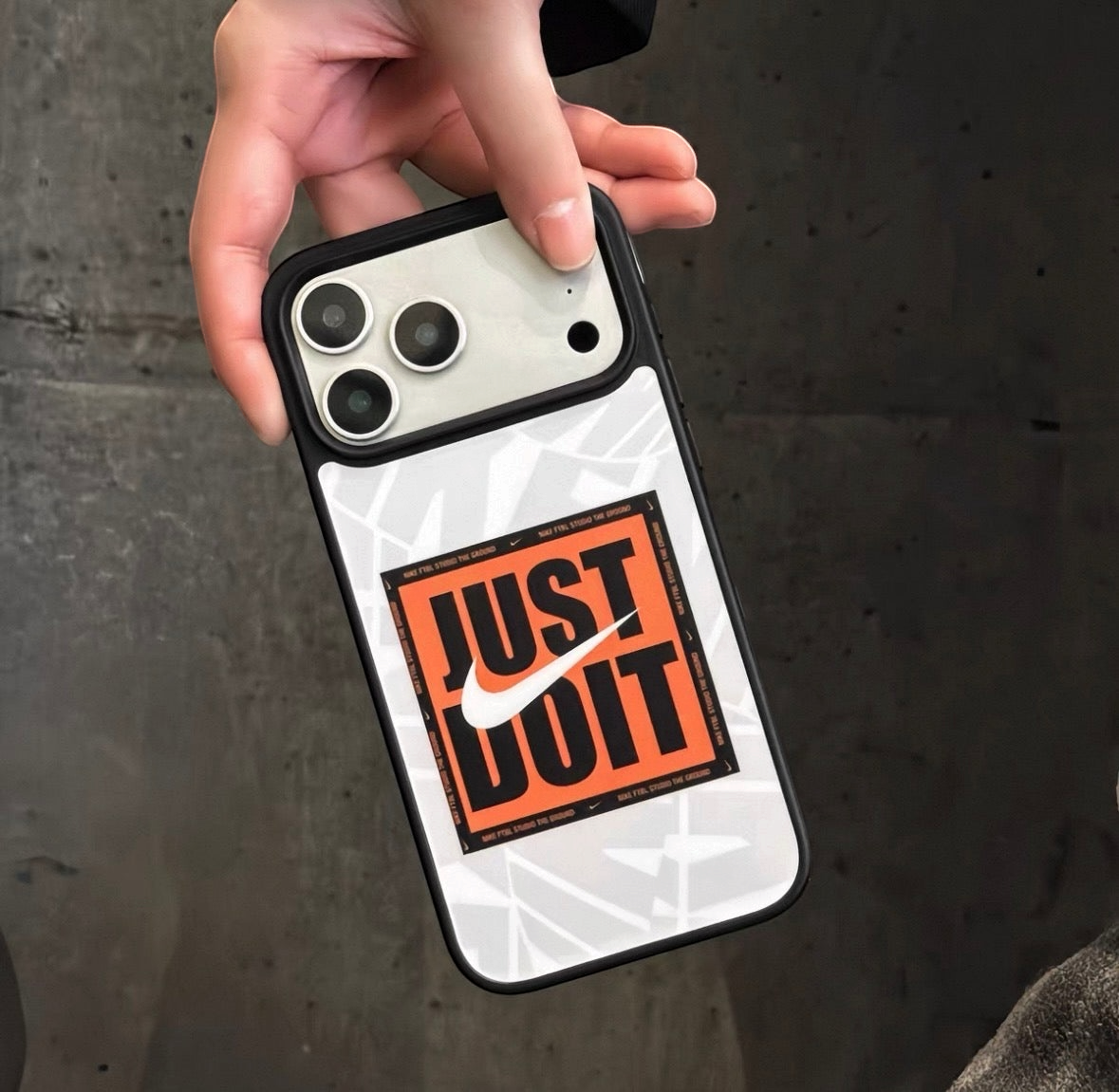 Cover iPhone Nike Streetwear – Protezione Premium | iPhone 13, 14, 15, 16, 17