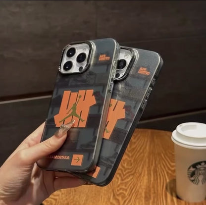 Cover iPhone UNDFTD x Air Jordan stile sneakerhead – Protezione e design esclusivo