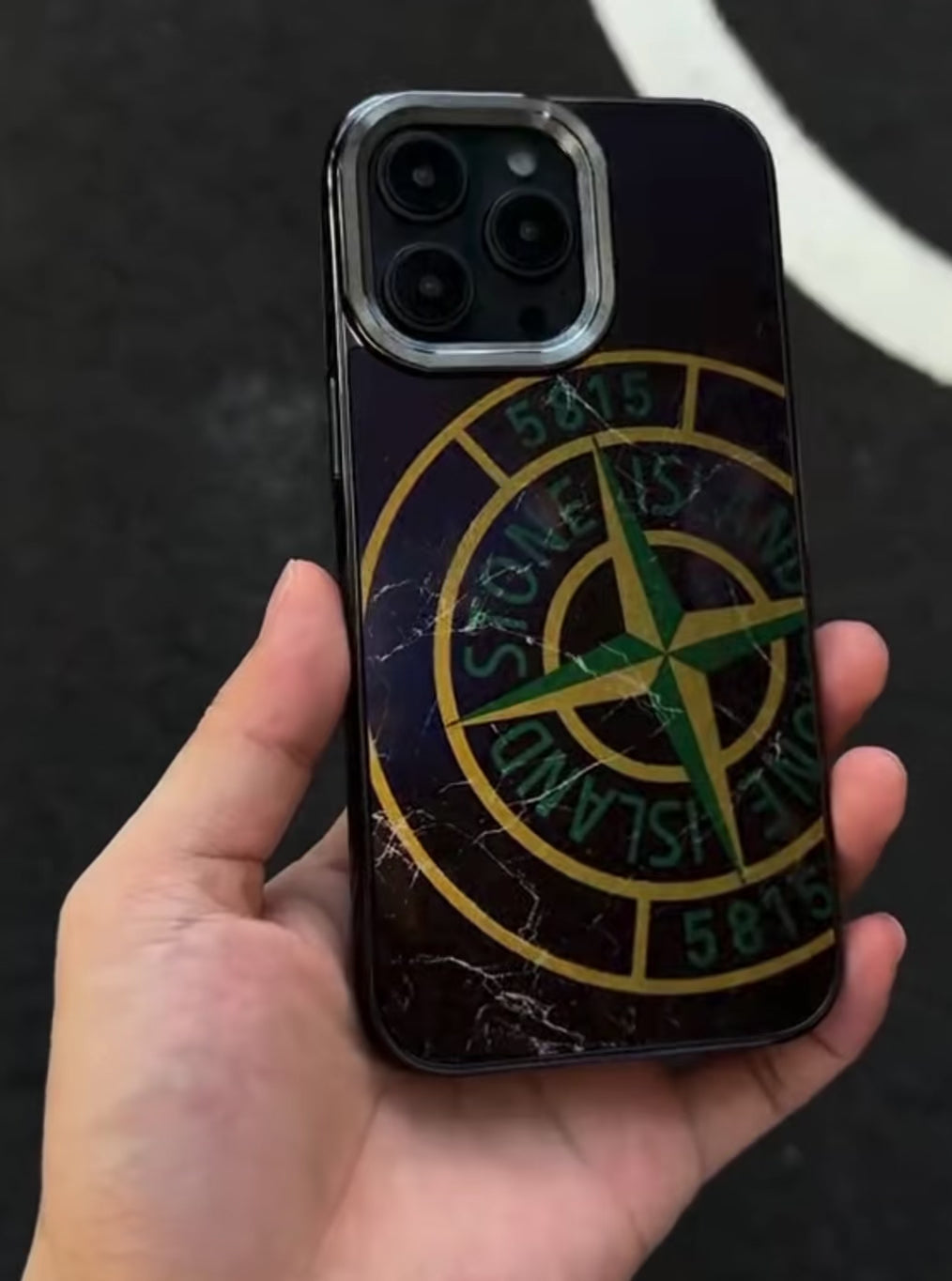 Custodia Premium “Stone Compass” per iPhone – Design Urban & Protezione Anti‑Urto