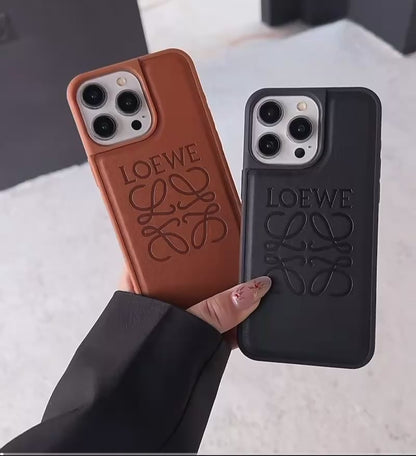 Cover iPhone LOEWE Effetto Pelle – Stile Iconico e Protezione Elegante
