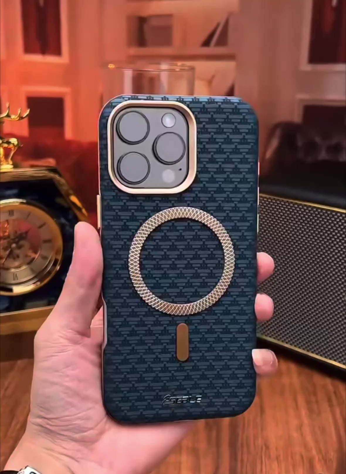 Cover Premium per iPhone con Trama Intrecciata e MagSafe Integrato