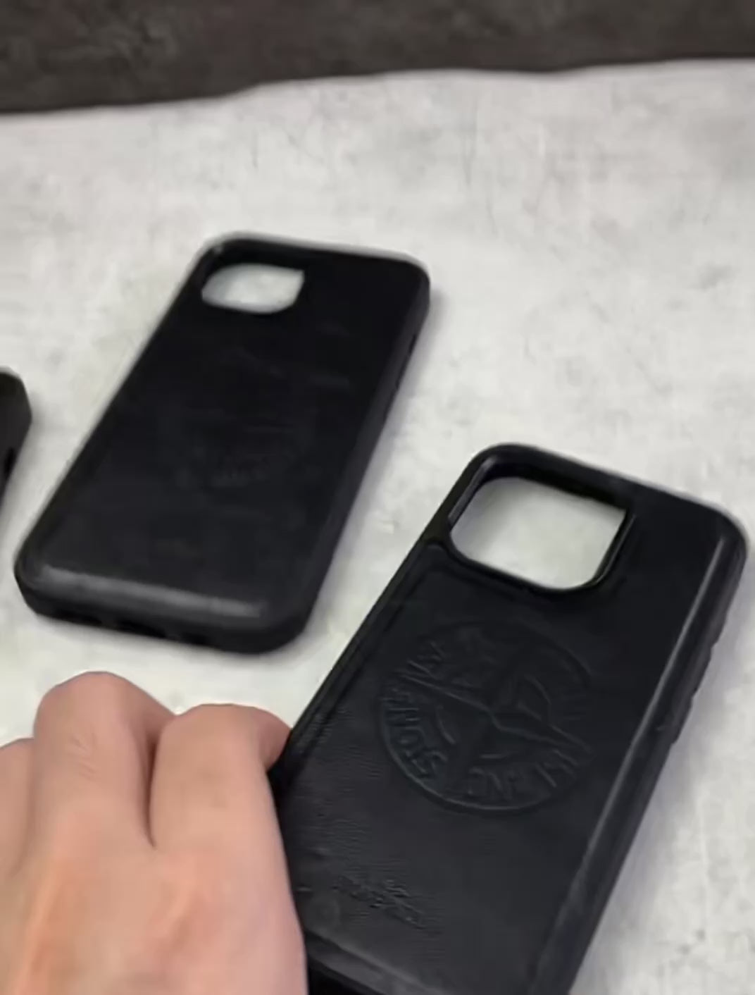 Cover iPhone Nera Silicone - Custodia Protettiva Elegante con Logo