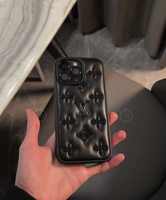 Cover nera effetto soft touch con design elegante